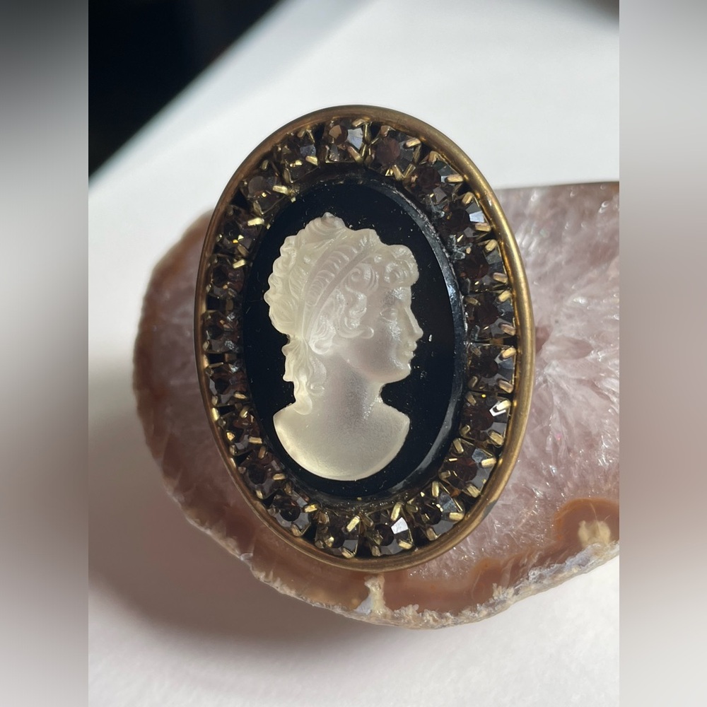 Black And White Statement Cameo Ring With Rhinestones - Picture 5 of 9